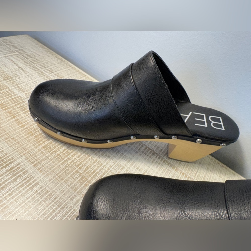 Beach by Matisse Black Clogs with Silver Studs Tan Bottom Size 9 - Picture 4 of 13